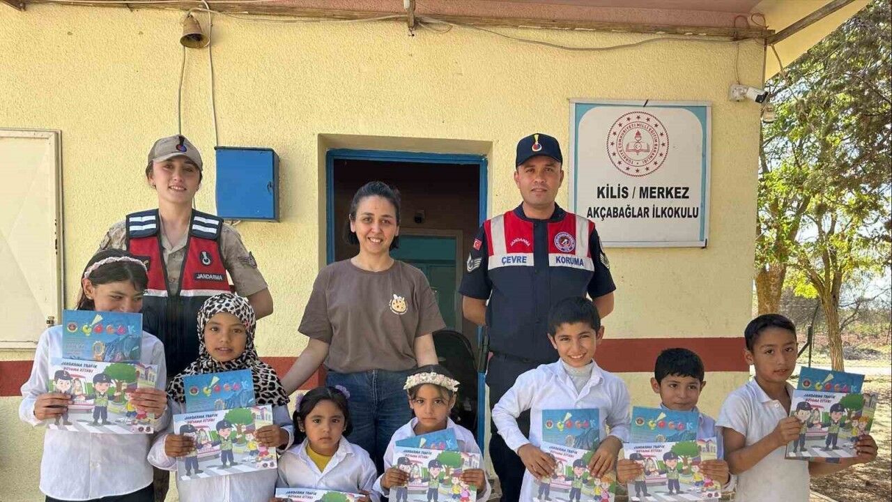 Kilis’te jandarmadan öğrencilere dergi ve hediye