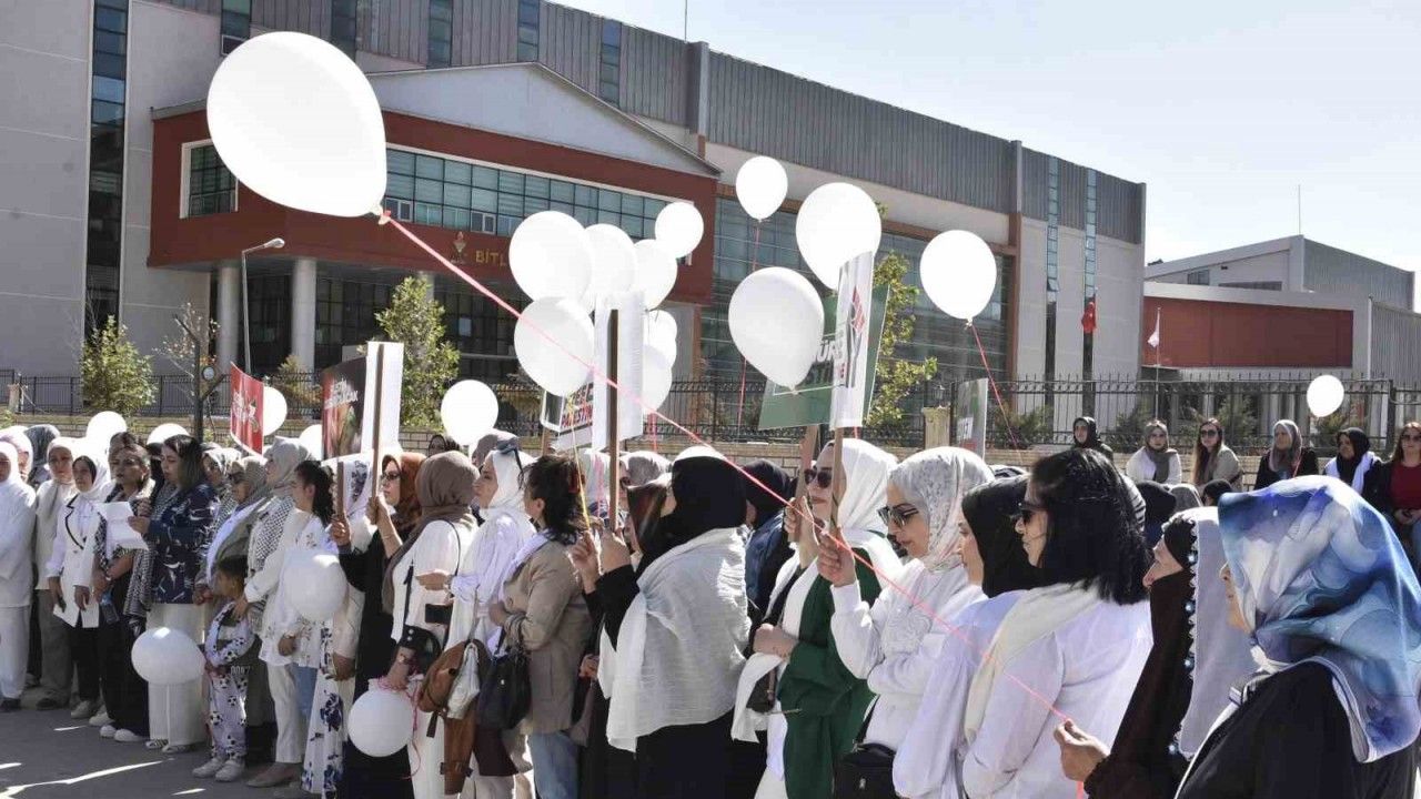 Bitlis’te kadınlar beyaz balonla İsrail’i kınadı