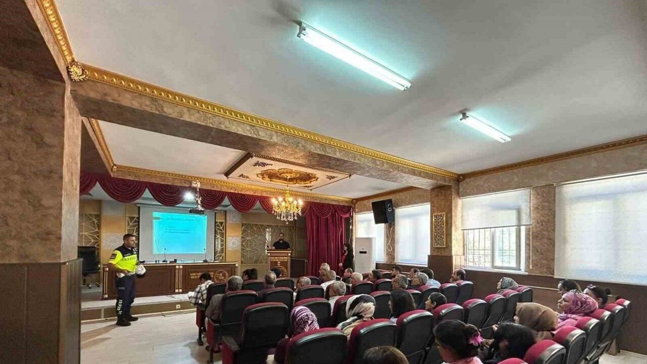 Kilis’te okul servis şoförleri ve rehber personele trafik eğitimi verildi