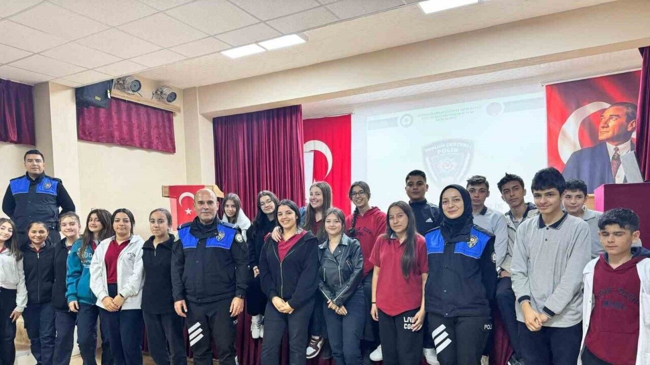 Polisten lise öğrencilerine eğitim