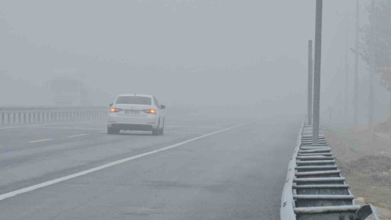 Bitlis’te yoğun sis etkili oldu: Görüş mesafesi sıfıra düştü