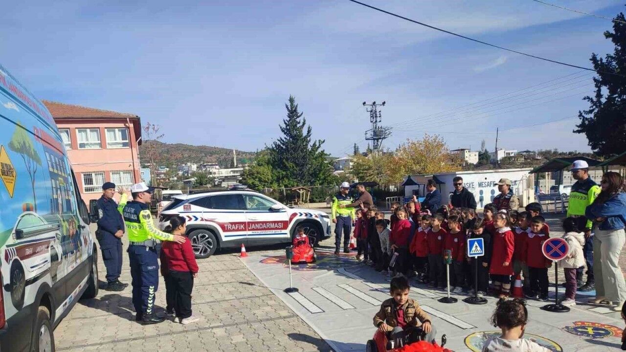 Kilis’te öğrencilere ‘Mobil Trafik Aracı’ ile trafik eğitimi verildi