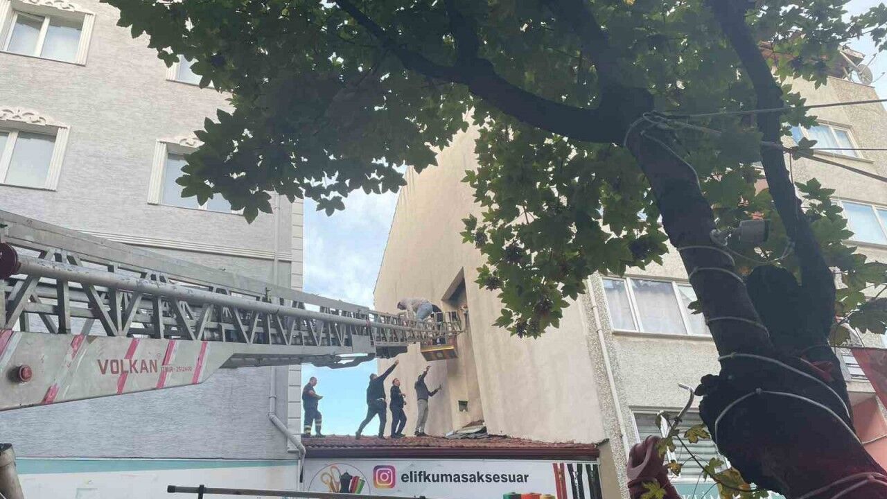 Polisten kaçmaya çalışırken baca boşluğuna sıkıştı