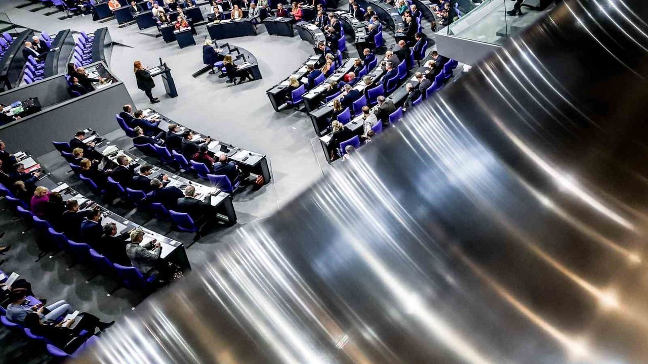 Almanya'da 'Merz'e güvenoyu' niteliğindeki emeklilik reformu Federal Meclis'ten kıl payı geçti