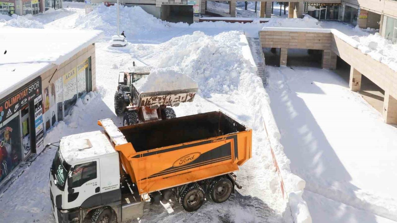 Bitlis'te biriken karlar kamyonlarla taşınıyor