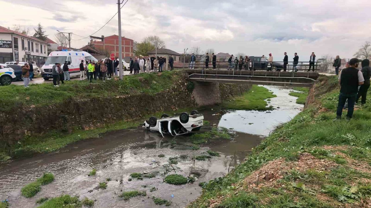 Bursa'da otomobil dere yatağına uçtu: 3 yaralı