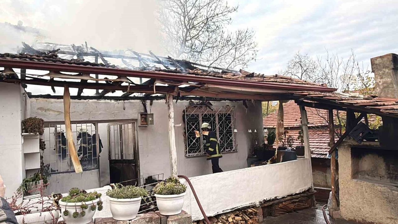 Erbaa'da elektrik kontağından çıkan yangın evi küle çevirdi