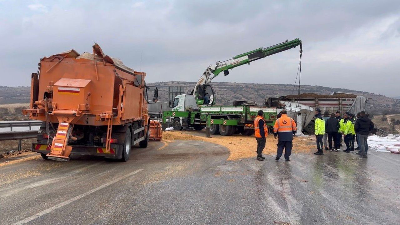 TAG Otoyolu'nda yanan tırlar kaldırıldı, yol trafiğe açıldı