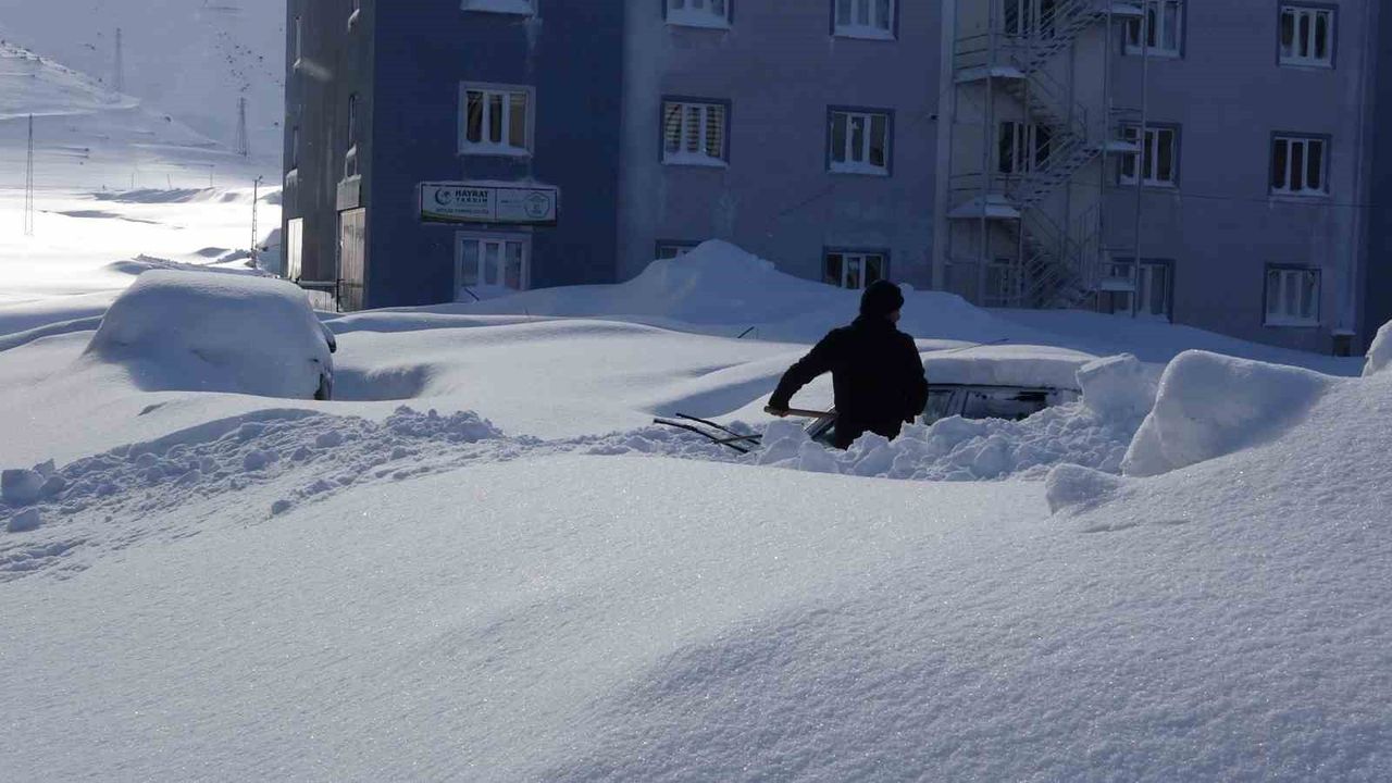 Bitlis'te kar altında kalan araçlar güçlükle bulundu