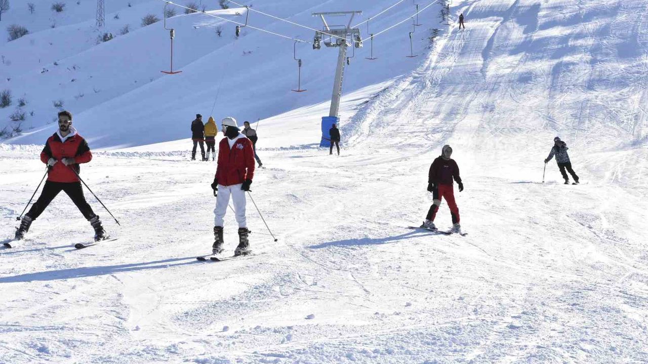 Kar yağışı sonrası Bitlis'te kayak tesislerinde yoğunluk