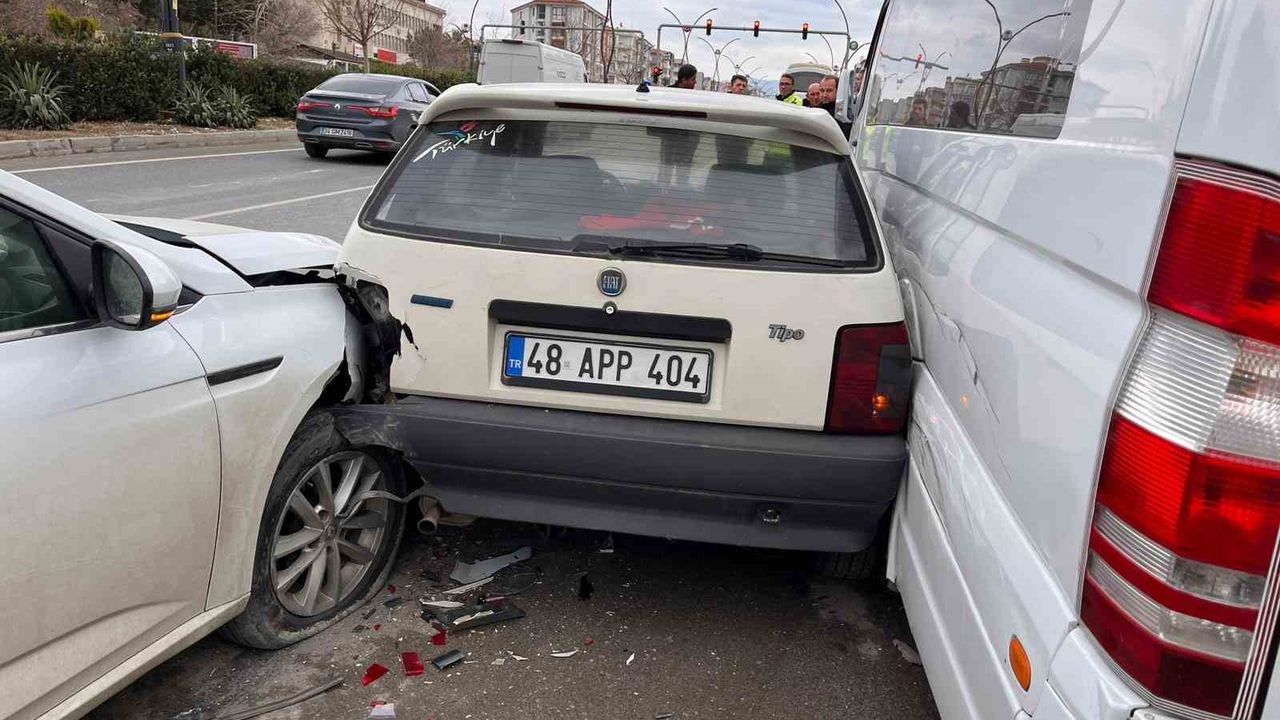Yatağan'daki kazada üç araç hasar gördü
