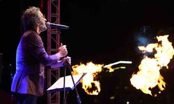 Yağmur altında Cumhuriyet coşkusu: Ünlü şarkıcı Fettah Can hayranlarıyla buluştu