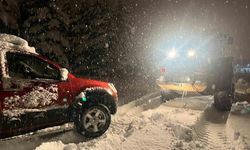 Kars'ta yolda mahsur kalan aracın yardımına özel idare ekipleri yetişti