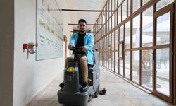 Kütüphanede memur, amfide tıp öğrencisi