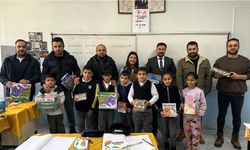 Yüksekova'da 16 okula 440 farklı eğitim ve zeka oyunu seti ile kırtasiye malzemesi hediye edildi