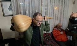 Görme engelli sanatçı sazı ensesinde çalıyor