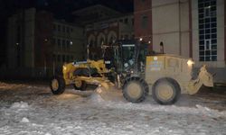Okullarda kar temizliği yapılıyor