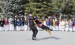 ERVA sporcuları asayişte kullanılan köpeklerin gösterisini büyük ilgi ile izledi