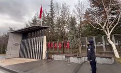 Şehit Komandolar durağındaki yıpranan bayrak yenisiyle değiştirildi