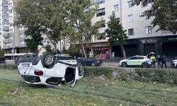 Kaza yapan otomobil takla atıp tramvay yoluna girdi: 1 yaralı