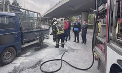 Seyir halindeki kamyonetin lastiği yandı