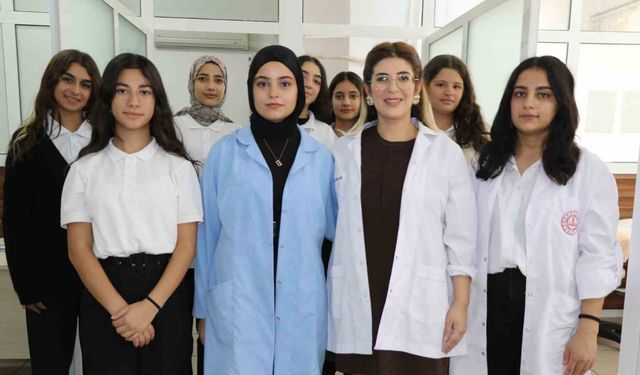 Bu lisede öğrenciler hem meslek öğreniyor hem para kazanıyor