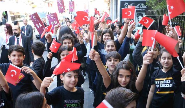 Türk bayrağını kapan sokağa çıktı, minik öğrenciler cumhuriyeti kutladı