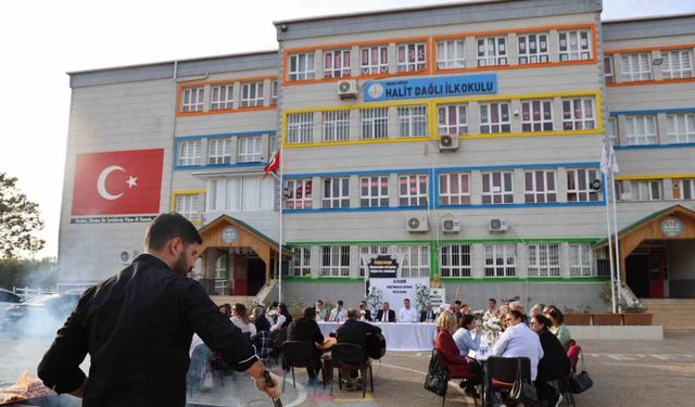 Okul bahçesinde Adana usulü öğretmenler günü kutlaması