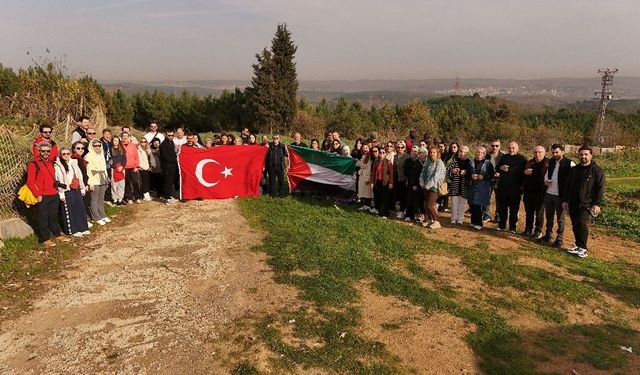 Sultangazi’de anlamlı Öğretmenler Günü yürüyüşü: Şehitler ve Gazze de ki kadınlar unutulmadı