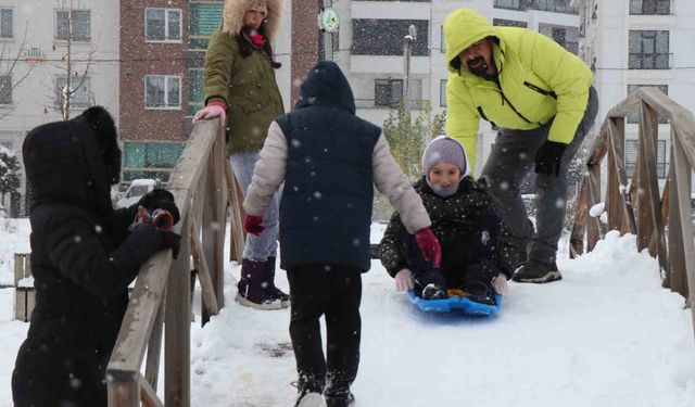 Bolu'da eğitime kar engeli: Okullar 1 gün tatil edildi