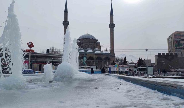 Kayseri buz tuttu: 2 ilçede hava sıcaklığı -23 olarak ölçüldü