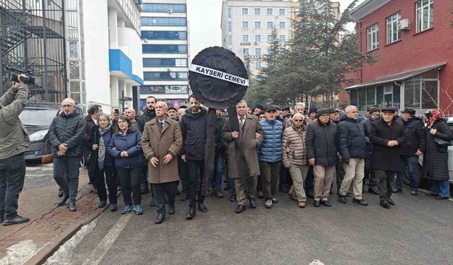 Kayseri'de Alevi örgütlerden CHP İl Başkanlığı'na 'siyah çelenkli' tepki