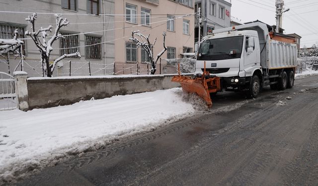 Melikgazi'de karla mücadele çalışmaları kesintisiz devam ediyor