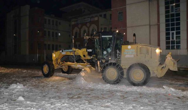 Okullarda kar temizliği yapılıyor