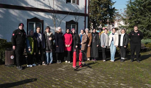 Yangına kadınlar yangın tüpüyle müdahale etti