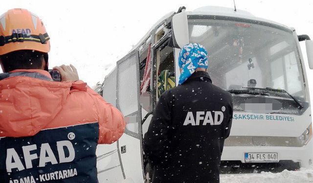 Cenaze taşıyan minibüs devrildi: 22 yaralı