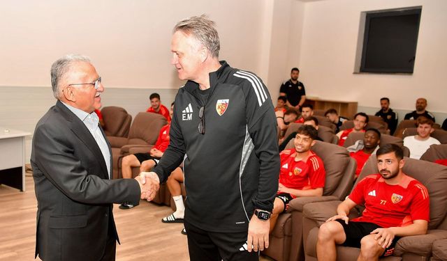 Başkan Büyükkılıç'tan zorlu maç öncesi Kayserispor'a 'moral' ziyareti