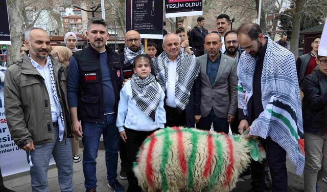 Elleriyle besleyip büyüttüğü kuzuyu Gazze'ye bağışladı