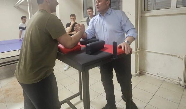 Kabakcı; öğrencilerle bilek güreşi yaptı
