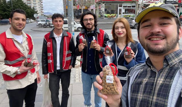 Üniversiteli gönüllü öğrencilerden Dünya Sokak Hayvanları Gününde anlamlı etkinlik