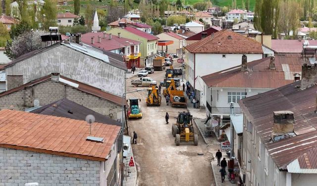 Büyükşehir'den Sarız'daki 1,3 kilometrelik ana arterde yol yapım ve sıcak asfalt çalışması