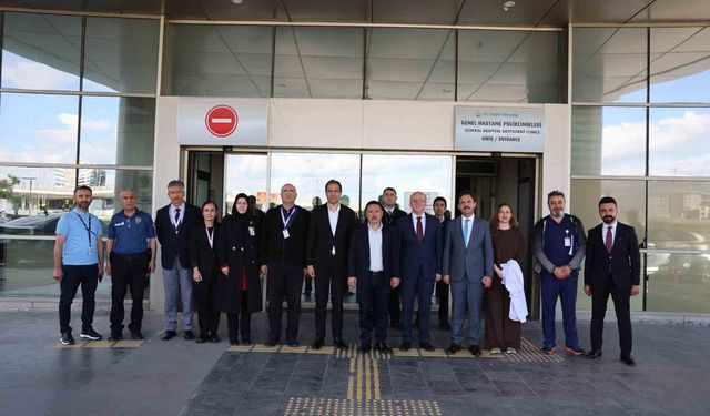 Vali Çiçek'ten hastanede tedavi gören vatandaşlara bayram ziyareti
