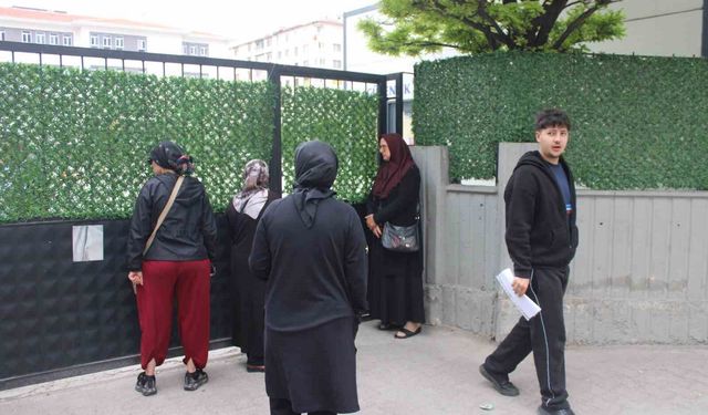 YKS'ye 2 dakika geç kalan genç gözyaşı döktü
