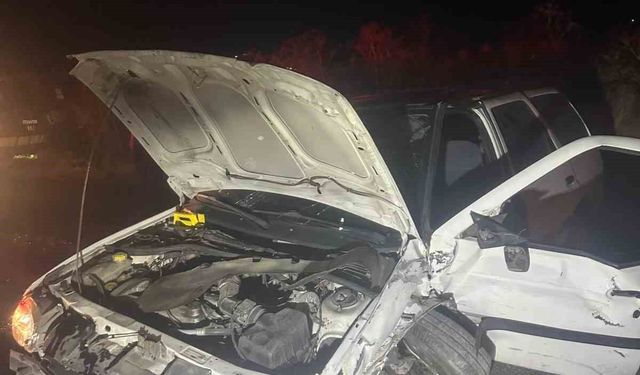 Kayseri'de hafif ticari araçla otomobil kafa kafaya çarpıştı: 2 yaralı