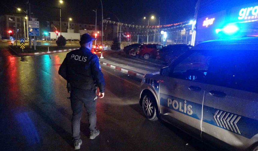 Silahla yaralayıp aracına aldığı şahsı yol kenarına atıp kaçtı