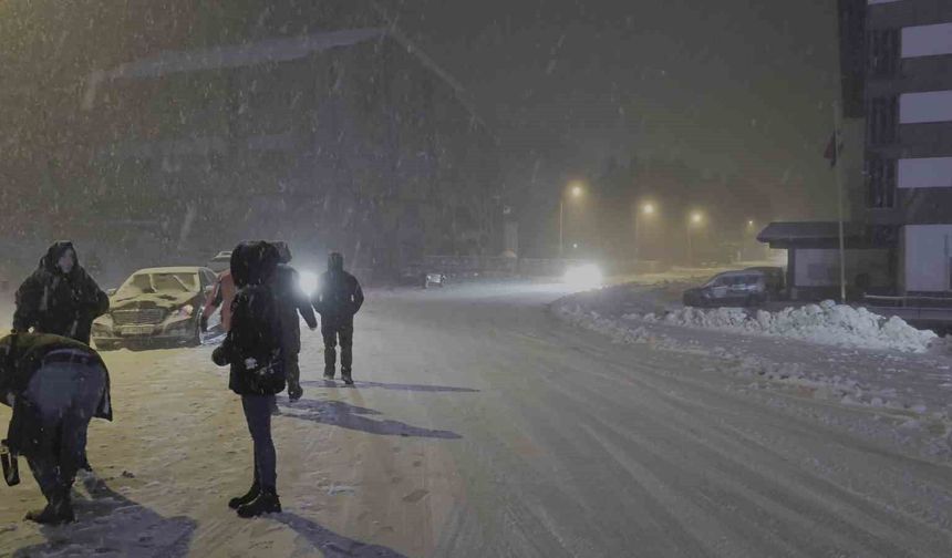 Uludağ'da yoğun kar var...Ekipler yolların kapanmaması için aralıksız çalışıyor