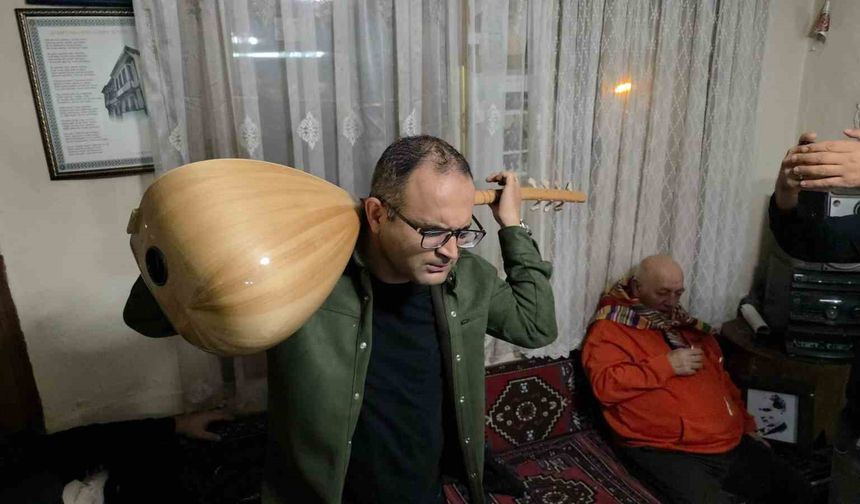 Görme engelli sanatçı sazı ensesinde çalıyor