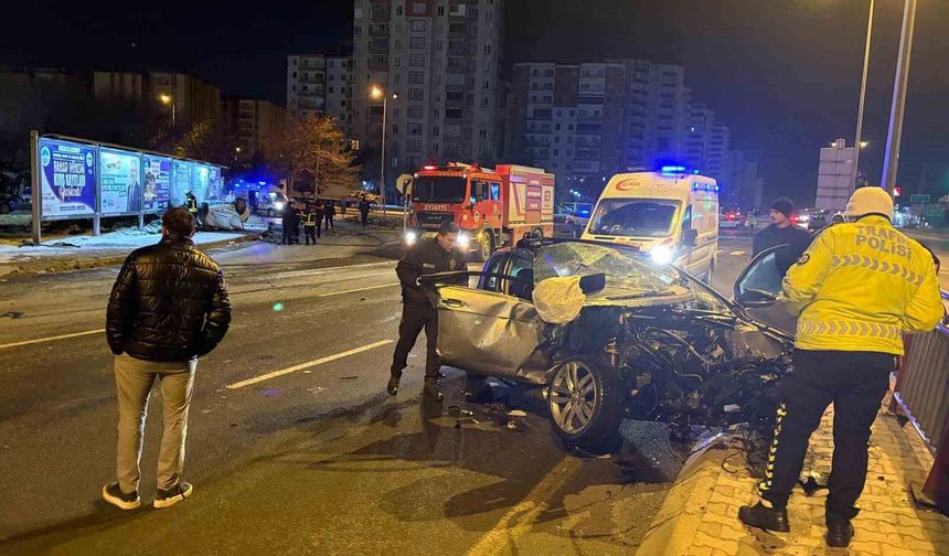 Kaza sonrası alev alan otomobilde can pazarı: 2'si ağır 3 yaralı