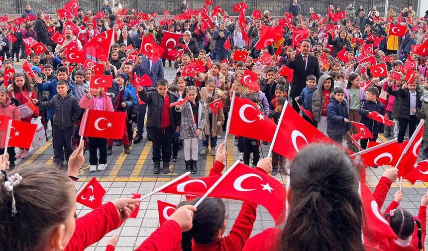 “Çocuklarımız bugün ellerinde bayraklarla eğitim öğretime başladılar”