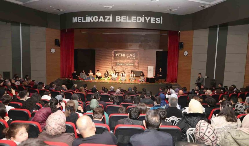 Mektep Melikgazi öğrencilerinin hazırladığı tiyatro oyunu büyük alkış topladı
